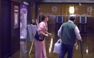 温泉短视频剪辑 日本的男女混合温泉，男女禁止穿衣服，但是外国人不让进入